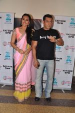 Salman Khan and Sonakshi Sinha on the sets of Sa Re Ga Ma in Famous on 10th Dec 2012 (11).JPG